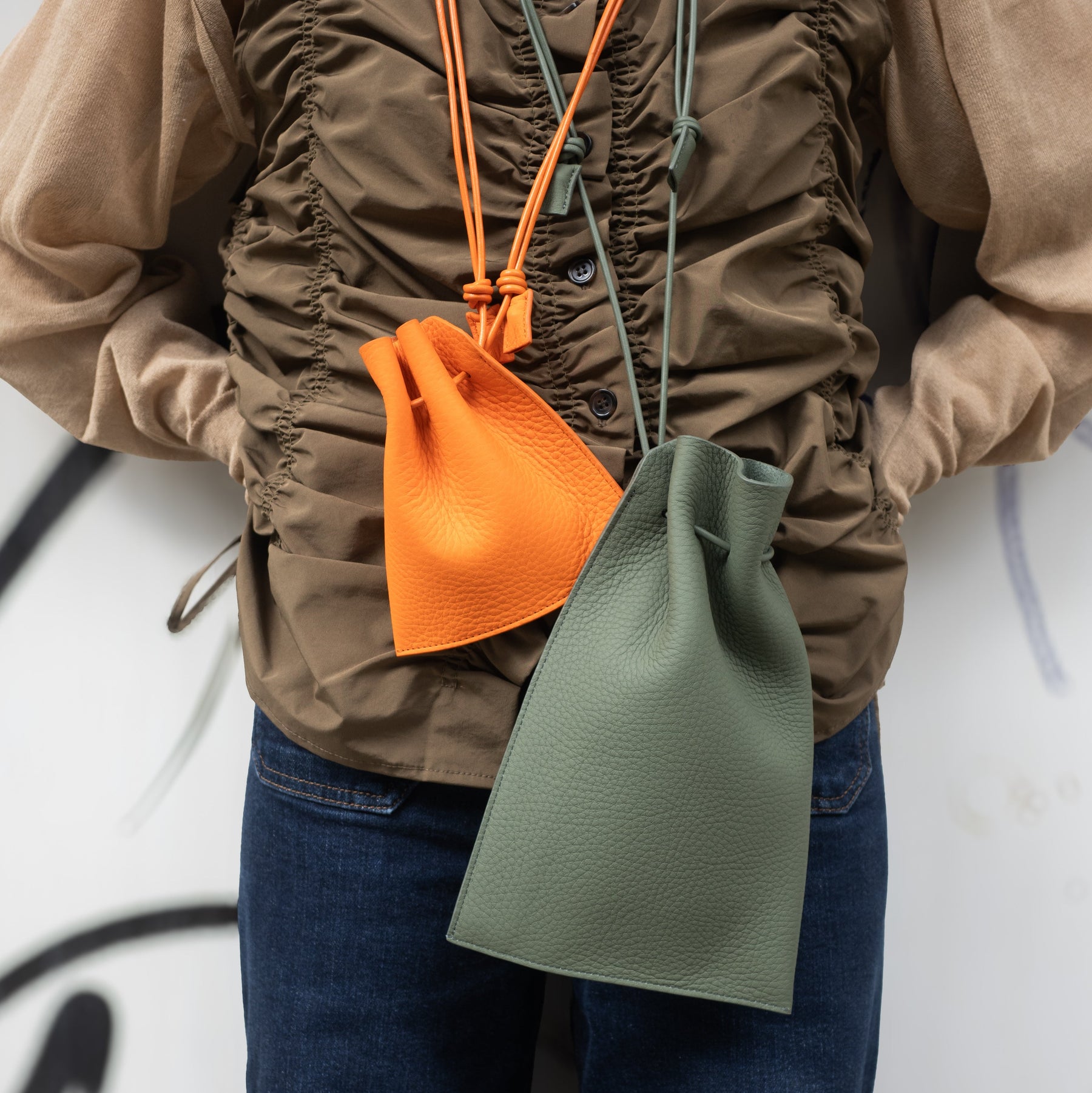 HERRIE KINCHAKU POUCH - PM / DIPLO SKY｜サステナブル本革 巧着ショルダーバッグ メンズ レディース ギフト｜ITTI（イッチ）公式
