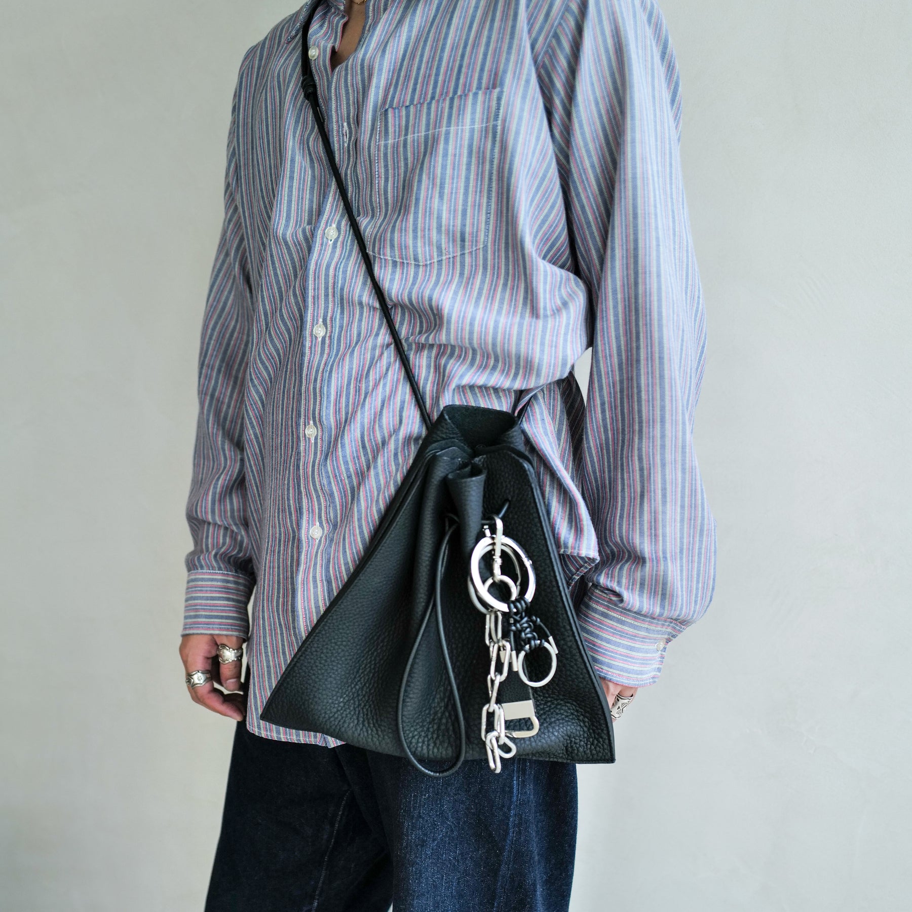 HERRIE KINCHAKU SHOULDER - MM / DIPLO SKY (ヘリー巾着ショルダー / ディプロスカイ)｜ITTI（イッチ）公式｜メンズモデル着用｜スタイリング コーディネート