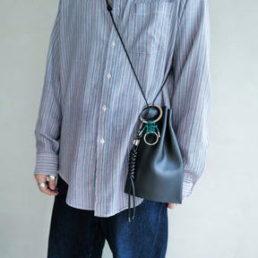 HERRIE KINCHAKU POUCH - PM / RAPTO FLEX｜ミニマル 巾着ポーチ 本革 ブラック メンズ レディース｜ITTI（イッチ）公式｜男性モデル着用イメージ コーディネート スタイリング