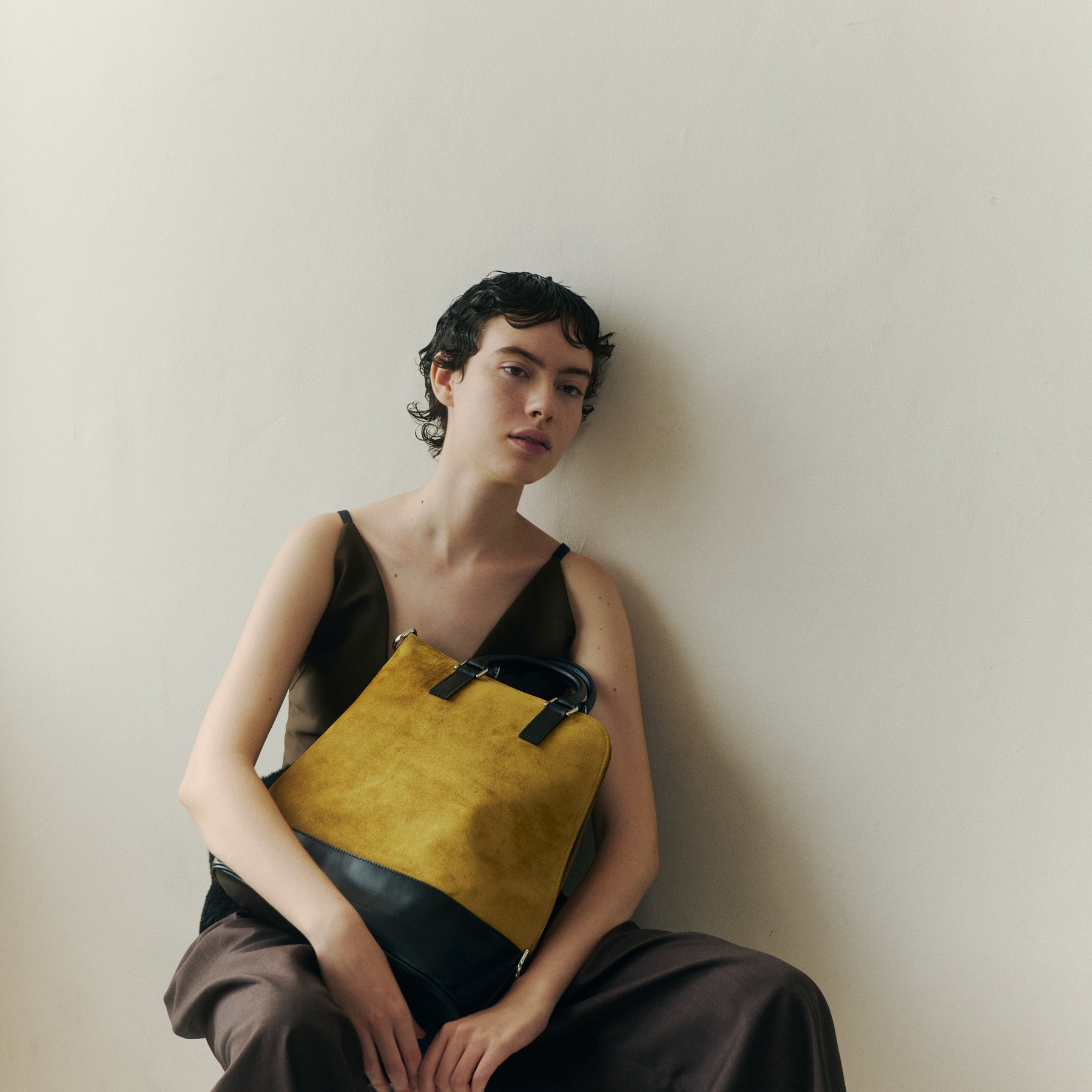 BONNIE VERTICAL TOTE - PM / MOSSA LDN｜ノートPC収納 縦型トートバッグ｜ITTI（イッチ）公式｜モデル着用 スタイリング コーディネート