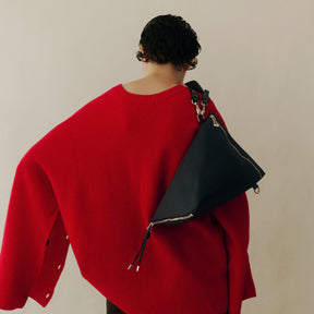 CELLIE BERLINGOT SAC / DIPLO SKY｜2層構造レザークラッチバッグ｜ITTI（イッチ）公式｜レディース モデル 着用 スタイリング コーディネート