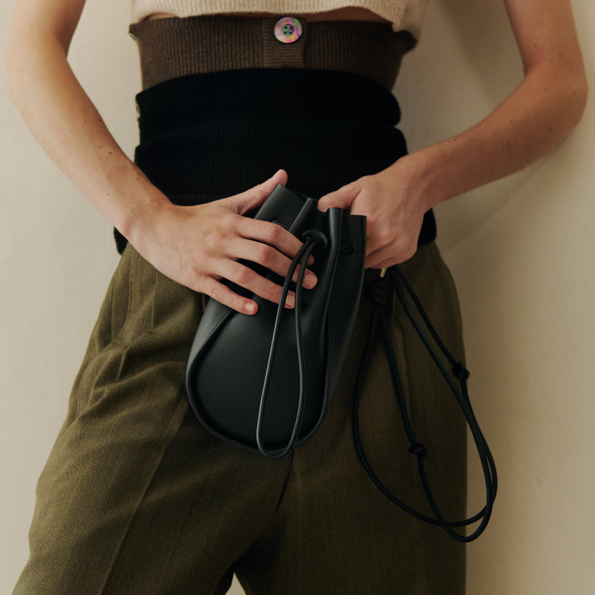 HERRIE KINCHAKU POUCH - GPM / RAPTO FLEX｜レザー巾着ポーチ 本革 ユニセックス｜ITTI（イッチ）公式｜モデル 着用 スタイリング コーディネート