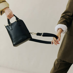 BONNIE VERTICAL TOTE - PM / RAPTO FLEX｜PC収納可 ミニマル縦型トートバッグ｜ITTI（イッチ）公式｜モデル 着用 スタイリング コーディネート