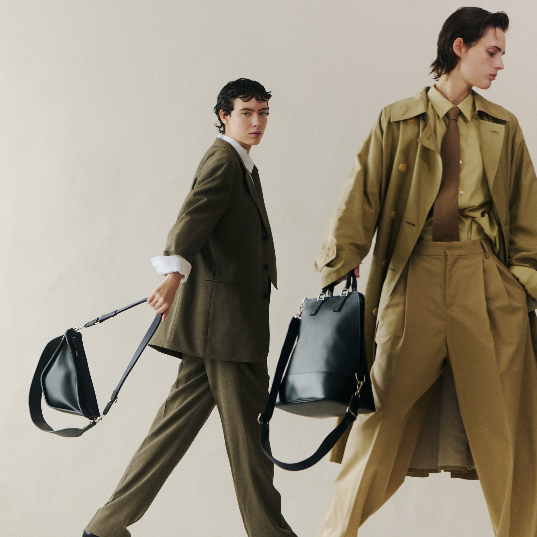 BONNIE VERTICAL TOTE - PM / RAPTO FLEX｜PC収納可 ミニマル縦型トートバッグ｜ITTI（イッチ）公式｜モデル 着用 スタイリング コーディネート