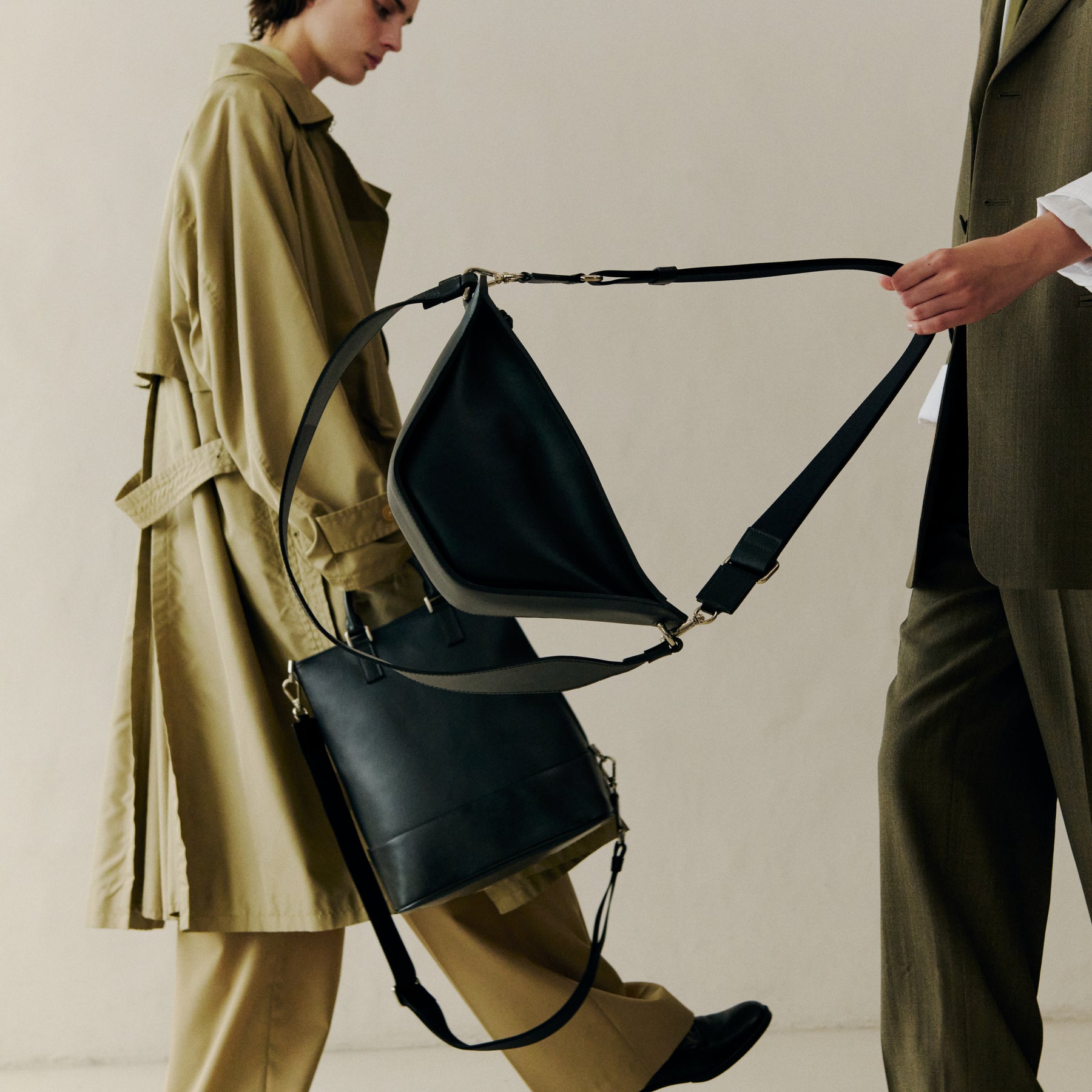 BONNIE VERTICAL TOTE - PM / RAPTO FLEX｜PC収納可 ミニマル縦型トートバッグ｜ITTI（イッチ）公式｜モデル 着用 スタイリング コーディネート