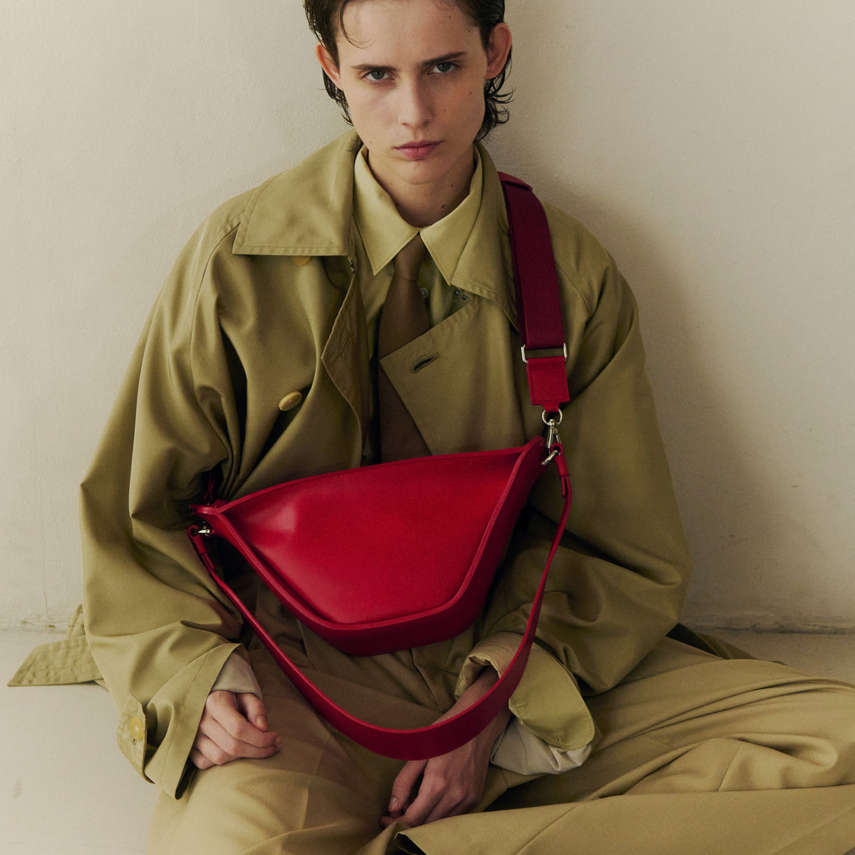 HERRIE MOON SAC / RAPTO FLEX｜上質レザーの舟形ショルダーバッグ｜ITTI（イッチ）公式｜モデル 着用 スタイリング コーディネート