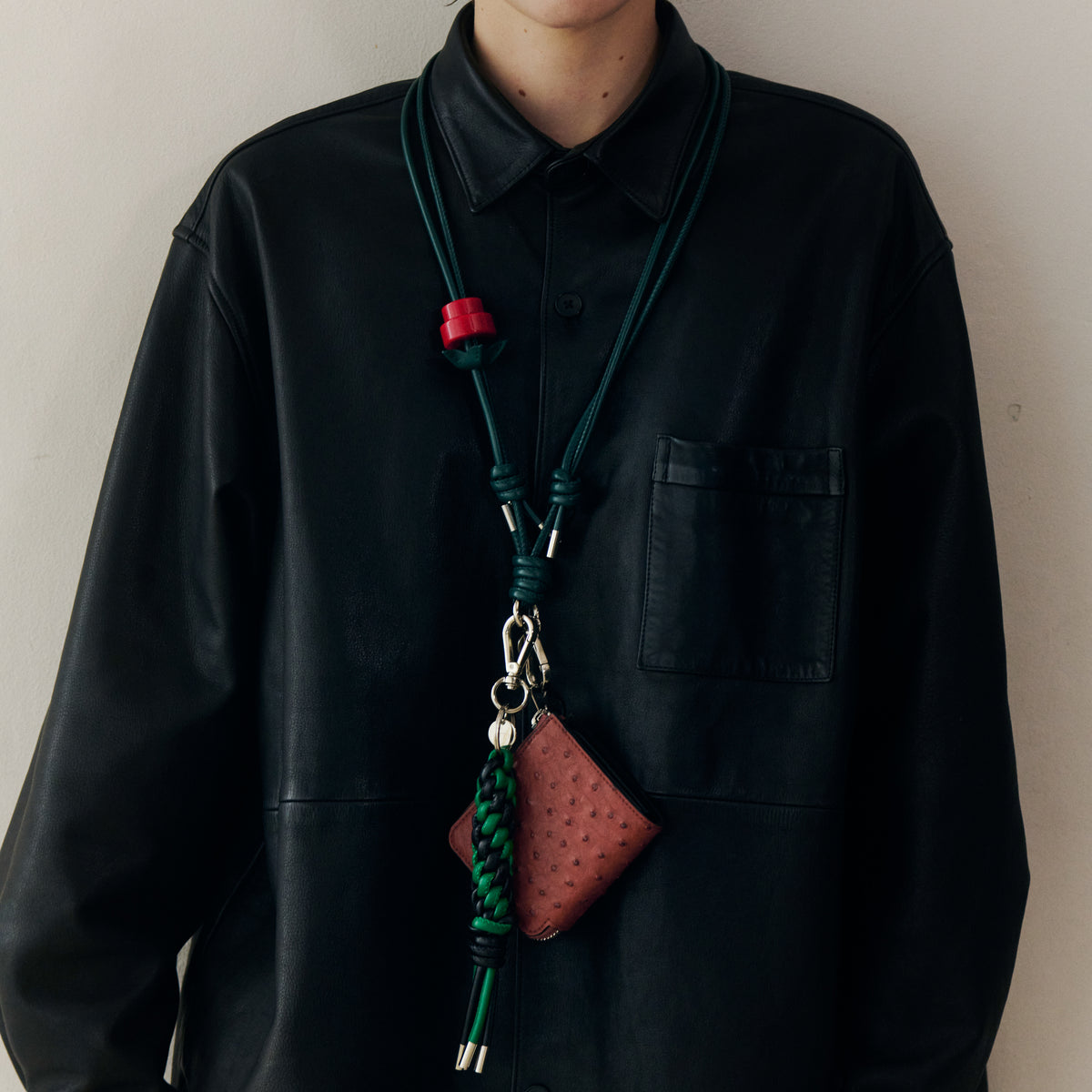 CRISTY FOLD KNOT CHARM / STCOW｜編み込みレザーチャーム 本革アクセサリー｜ITTI（イッチ）公式｜モデル 着用 スタイリング コーディネート