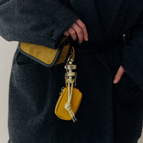 MICHELLE CAMERA ERRAND POUCH / MOSSA LDN｜スエード素材の2WAYポーチ｜ITTI（イッチ）公式｜モデル 着用 スタイリング コーディネート