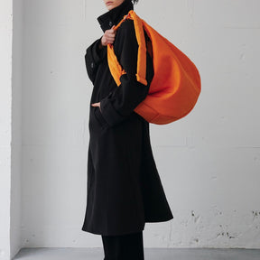 ANNIE PUFFER BIG MOON BAG / ACRYLIC CERATO BRIGHT｜塩縮ナイロン×アクリル加工 大容量三日月型ショルダーバッグ メンズ レディース｜ITTI（イッチ）公式