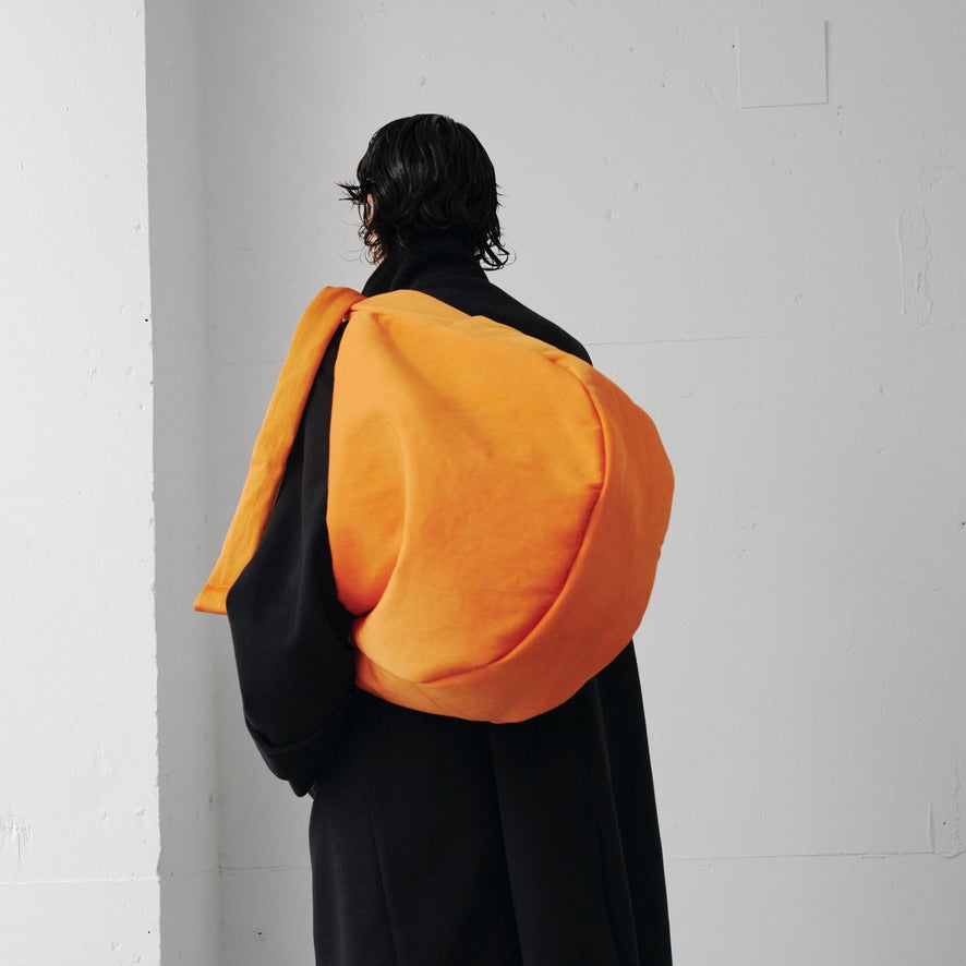 ANNIE PUFFER BIG MOON BAG / ACRYLIC CERATO BRIGHT｜塩縮ナイロン×アクリル加工 大容量三日月型ショルダーバッグ メンズ レディース｜ITTI（イッチ）公式