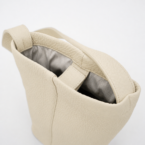 MARY BUCKET SHOULDER MINI / DIPLO SKY｜上品レザー ミニバケットバッグ｜ITTI（イッチ）公式｜メンズ レディース モデル 着用イメージ スタイリング コーディネート