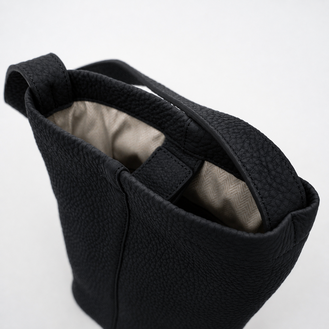 MARY BUCKET SHOULDER MINI / DIPLO SKY｜上品レザー ミニバケットバッグ｜ITTI（イッチ）公式｜メンズ レディース モデル 着用イメージ スタイリング コーディネート