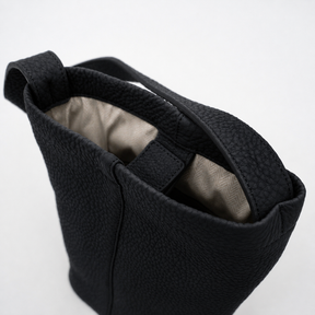 MARY BUCKET SHOULDER MINI / DIPLO SKY｜上品レザー ミニバケットバッグ｜ITTI（イッチ）公式｜メンズ レディース モデル 着用イメージ スタイリング コーディネート