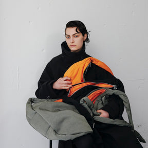 ANNIE PUFFER MINI MOON BAG / ACRYLIC CERATO BRIGHT