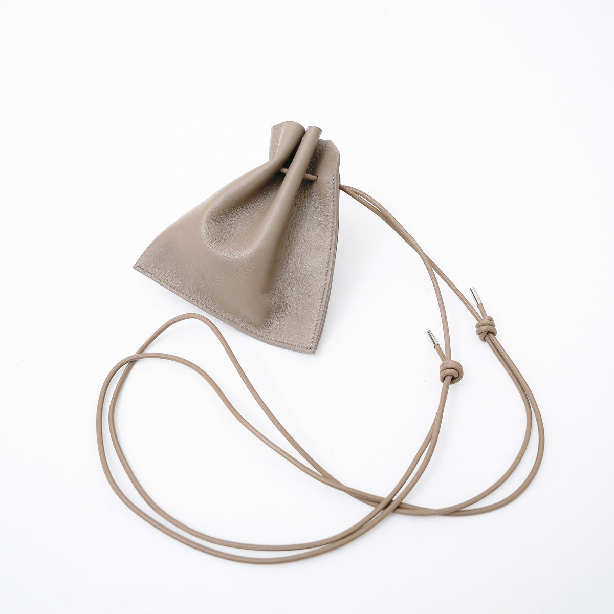 ITTI (イッチ) | HERRIE KINCHAKU POUCH - XXS / RAPTO FLEX (ヘリーキンチャクポーチ / ラプトフレックス) | ミニ 鞄 かばん カバン アクセサリー 首 ネックレス レザー ブランド メンズ レディース ブラック 黒 スムース 牛革 グレージュ トープ 茶色 ブラウン