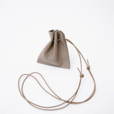 ITTI (イッチ) | HERRIE KINCHAKU POUCH - XXS / RAPTO FLEX (ヘリーキンチャクポーチ / ラプトフレックス) | ミニ 鞄 かばん カバン アクセサリー 首 ネックレス レザー ブランド メンズ レディース ブラック 黒 スムース 牛革 グレージュ トープ 茶色 ブラウン