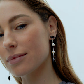 Dualism Long Earrings - SILVER / RAGBAG (デュアリズム ロング イヤリング・ピアス - シルバー / ラグバッグ) - ICHI GALLERY 淡水パール ブラックオニキス チェーン デンマーク ジュエリー アクセサリー ブランド レディース ウィメンズ 女性