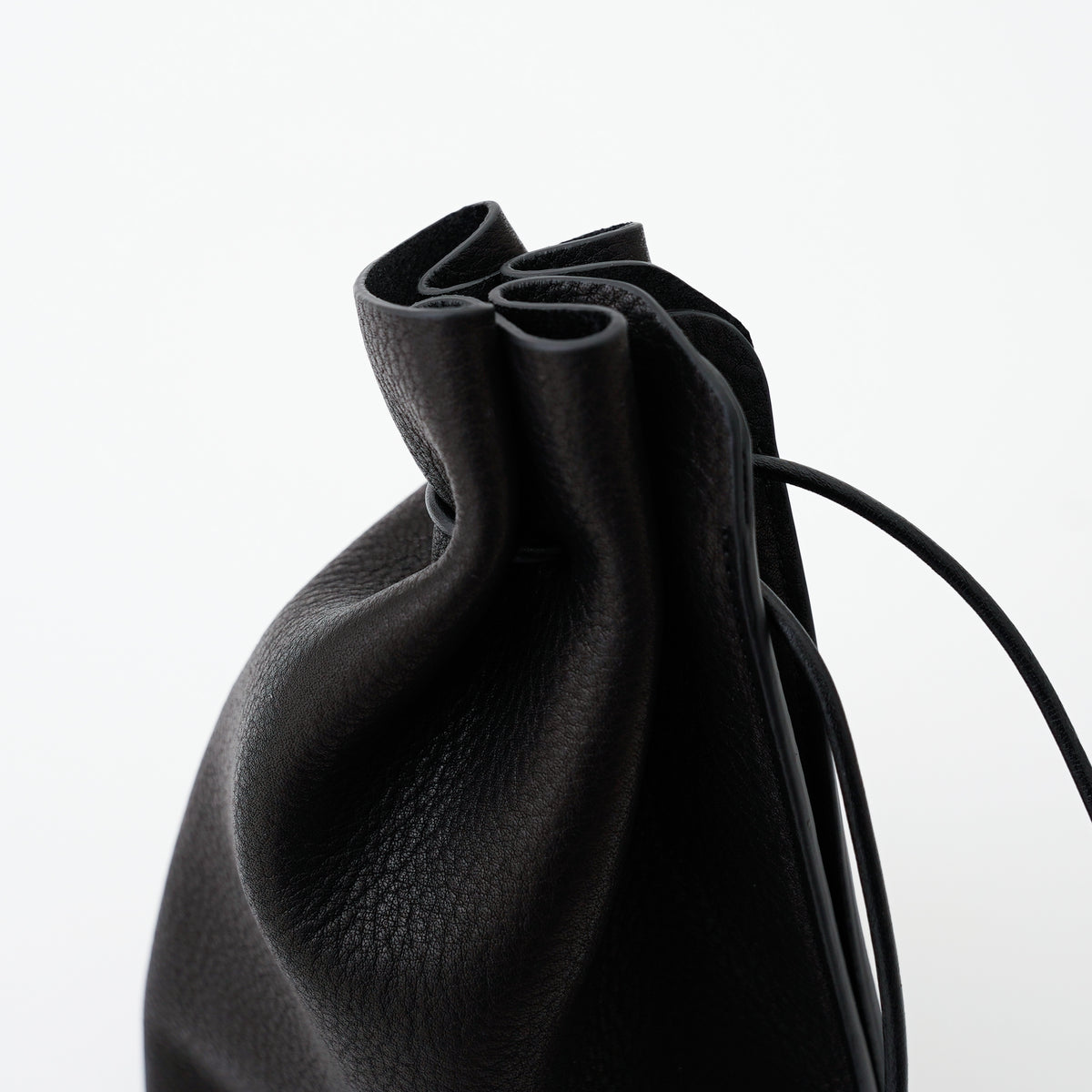 HERRIE KINCHAKU POUCH - PM / DIPLO NUDE｜国産レザー巾着ポーチ ミニバッグ メンズ レディース｜ITTI（イッチ）公式