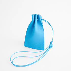 HERRIE KINCHAKU POUCH - PM / DIPLO SKY - 25Q3｜シュリンクレザーの巾着ポーチ メンズ レディース｜ITTI（イッチ）公式