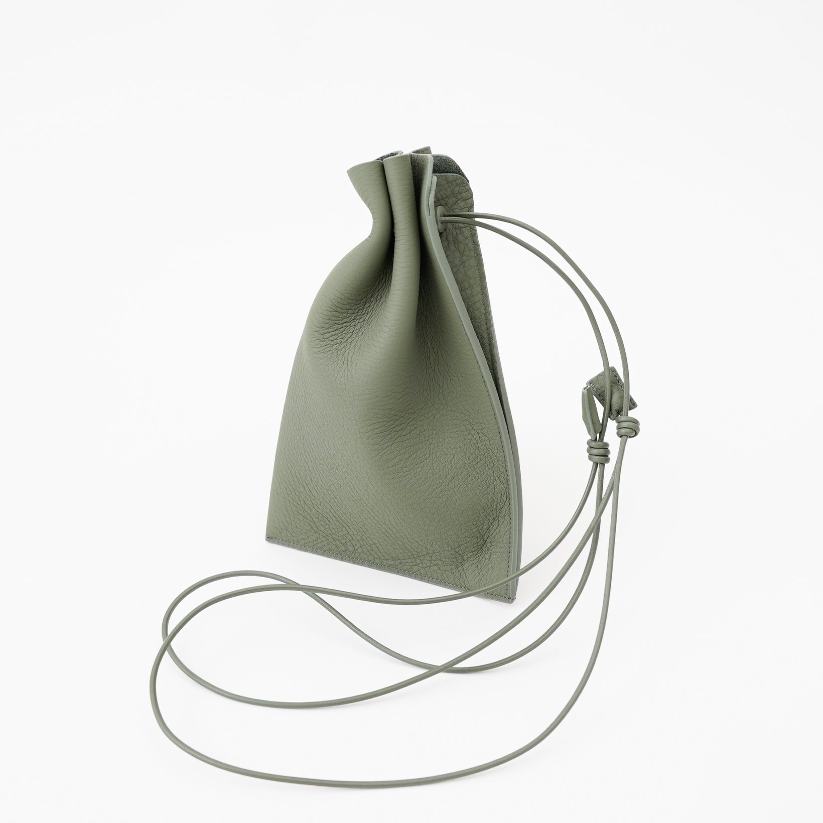 HERRIE KINCHAKU POUCH - PM / DIPLO SKY｜サステナブル本革 巧着ショルダーバッグ メンズ レディース ギフト｜ITTI（イッチ）公式