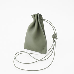 HERRIE KINCHAKU POUCH - PM / DIPLO SKY｜サステナブル本革 巧着ショルダーバッグ メンズ レディース ギフト｜ITTI（イッチ）公式