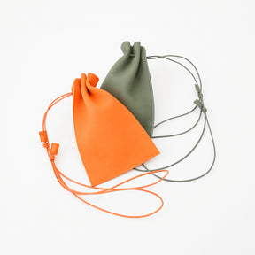 HERRIE KINCHAKU POUCH - PM / DIPLO SKY｜サステナブル本革 巧着ショルダーバッグ メンズ レディース ギフト｜ITTI（イッチ）公式