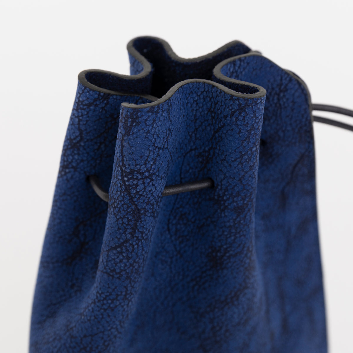 HERRIE KINCHAKU POUCH - PM / NUBUCK SHIRO (ヘリー巾着ポーチ / ヌバック白鞣し皮革) - ITTI (イッチ) ブルー 青 バッグ 鞄 かばん カバン ショルダー 斜め掛け 肩掛け 牛革 ブランド メンズ レディース