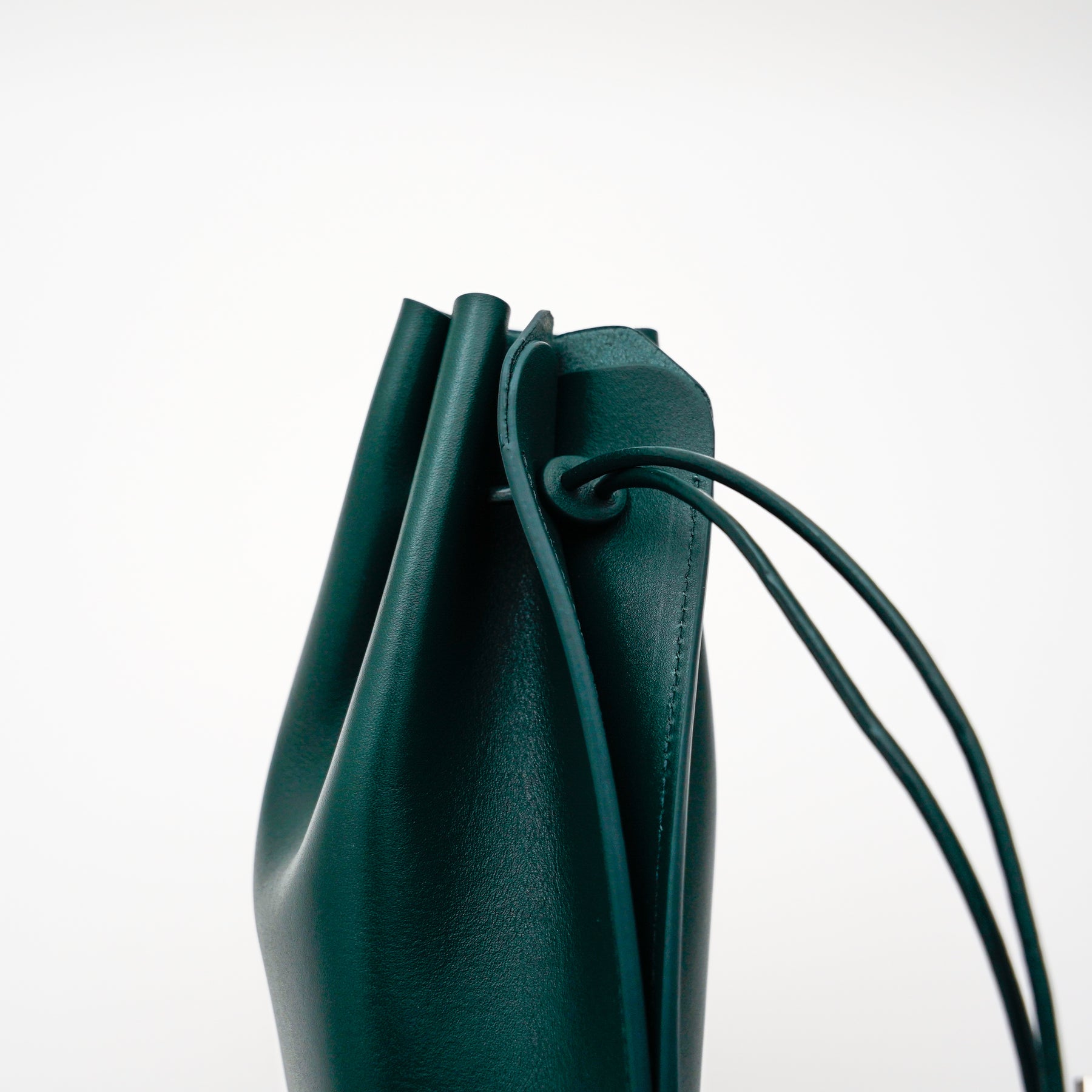 HERRIE KINCHAKU POUCH - PM / RAPTO FLEX｜ミニマル 巾着ポーチ 本革 ブラック メンズ レディース｜ITTI（イッチ）公式