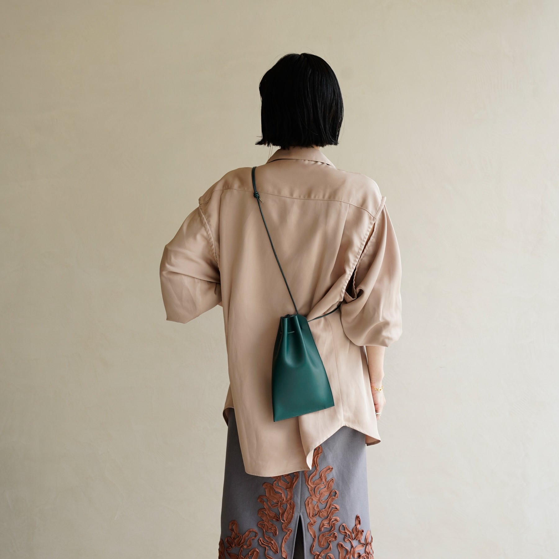 HERRIE KINCHAKU POUCH - PM / RAPTO FLEX｜ミニマル 巾着ポーチ 本革 ブラック メンズ レディース｜女性着用画像 スタイリング コーディネート｜ITTI（イッチ）公式