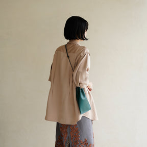 HERRIE KINCHAKU POUCH - PM / RAPTO FLEX｜ミニマル 巾着ポーチ 本革 ブラック メンズ レディース｜女性着用画像 スタイリング コーディネート｜ITTI（イッチ）公式