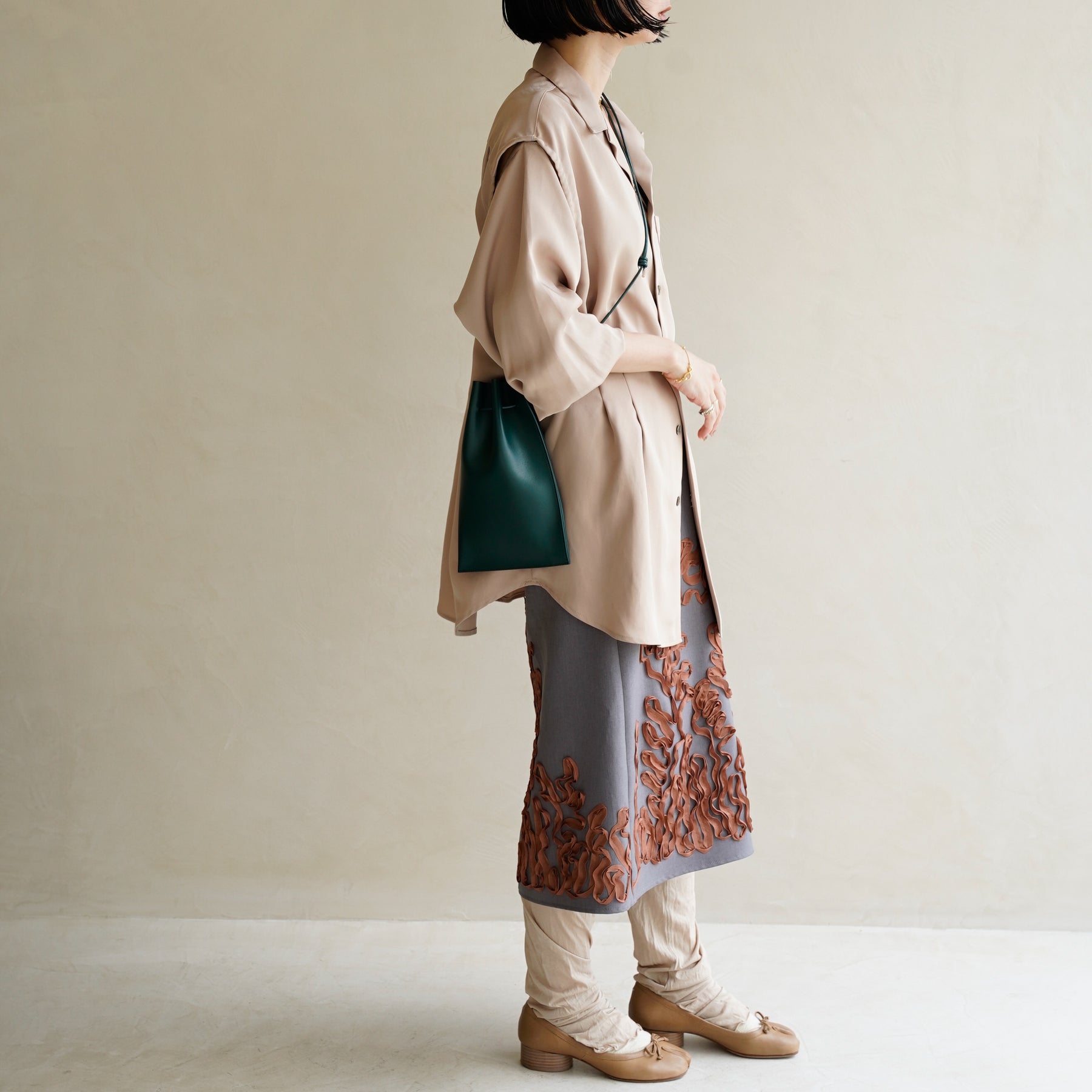 HERRIE KINCHAKU POUCH - PM / RAPTO FLEX｜ミニマル 巾着ポーチ 本革 ブラック メンズ レディース｜女性着用画像 スタイリング コーディネート｜ITTI（イッチ）公式