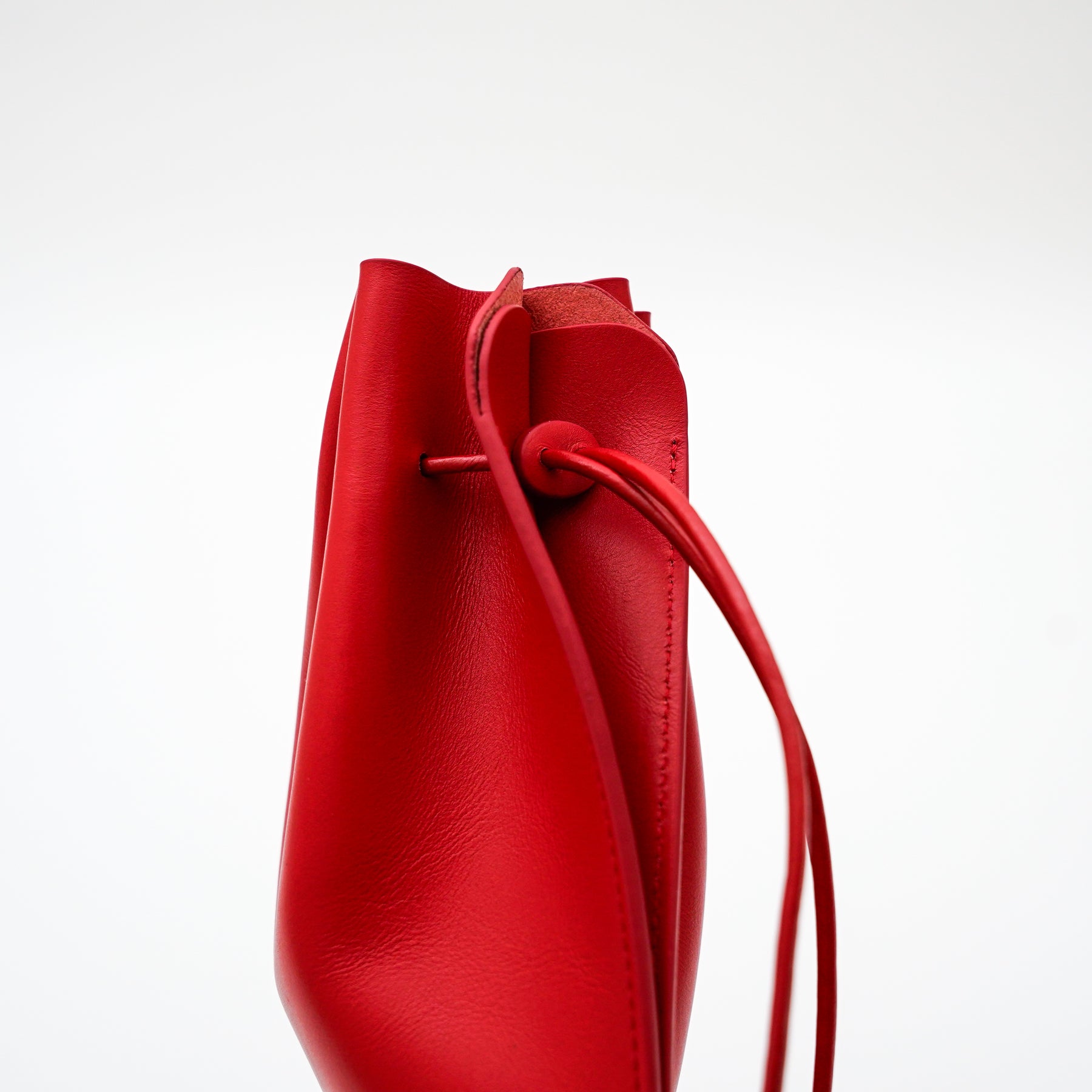 HERRIE KINCHAKU POUCH - PM / RAPTO FLEX｜ミニマル 巾着ポーチ 本革 ブラック メンズ レディース｜ITTI（イッチ）公式