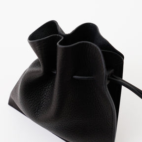 HERRIE KINCHAKU POUCH - XXS / DIPLO NUDE｜国産レザー ミニ巾着ポーチ ネックレス メンズ レディース｜ITTI（イッチ）公式
