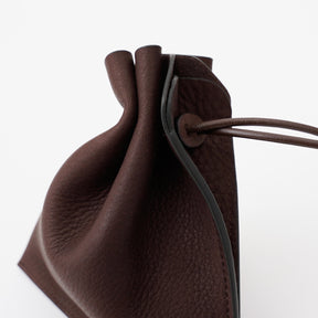 HERRIE KINCHAKU POUCH - XXS / DIPLO NUDE｜国産レザー ミニ巾着ポーチ ネックレス メンズ レディース｜ITTI（イッチ）公式