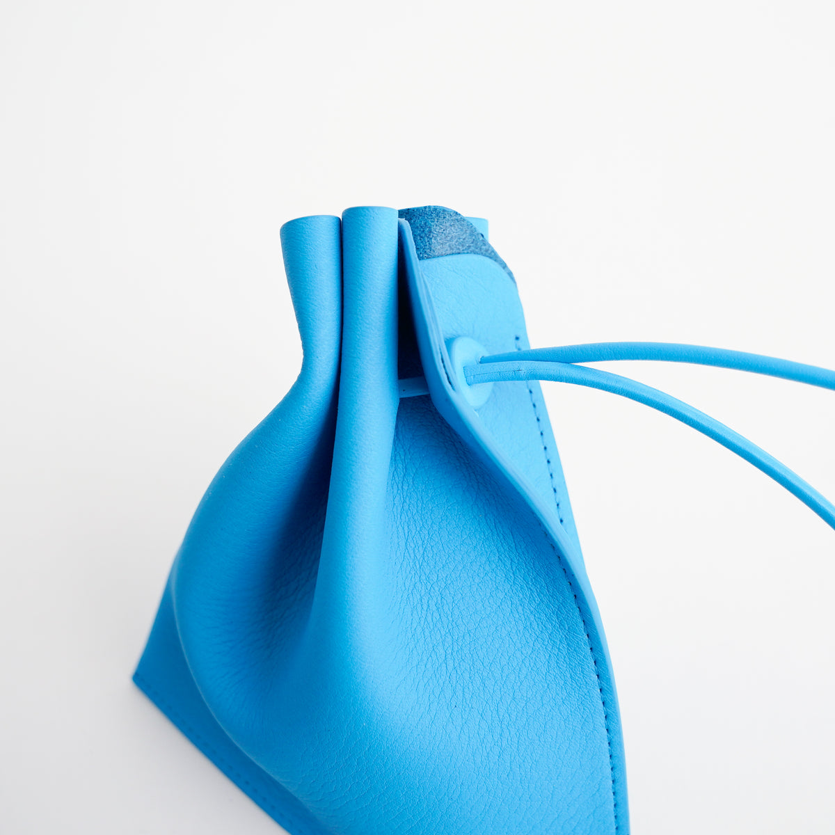 HERRIE KINCHAKU POUCH - XXS / DIPLO SKY - 25Q3｜ミニ巾着ポーチ 本革 シュリンクレザー ユニセックス｜ITTI（イッチ）公式