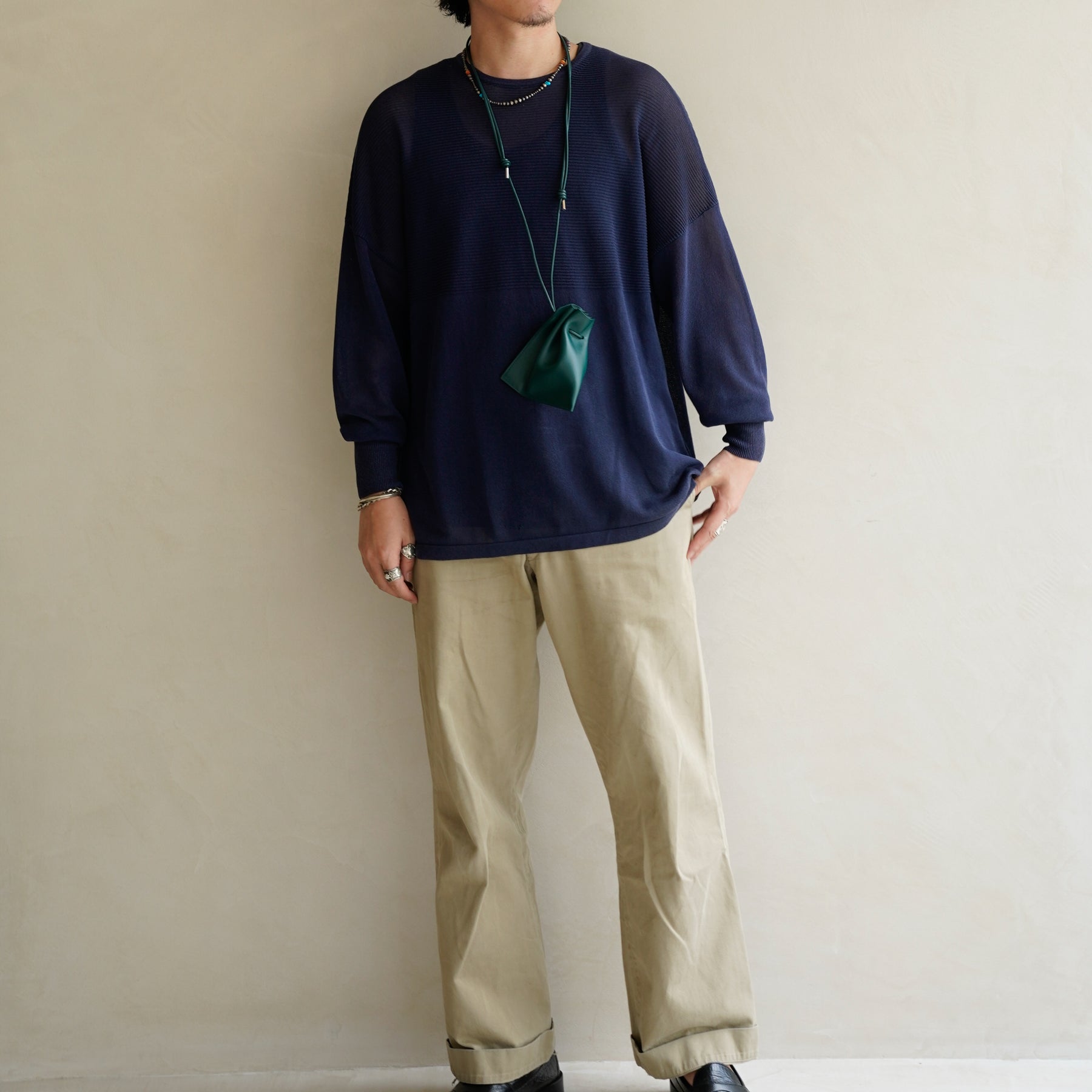 HERRIE KINCHAKU POUCH - XXS / RAPTO FLEX｜レザー ミニ巾着ポーチ 首掛け アクセサリー メンズ レディース｜女性着用画像 スタイリング コーディネート｜ITTI（イッチ）公式