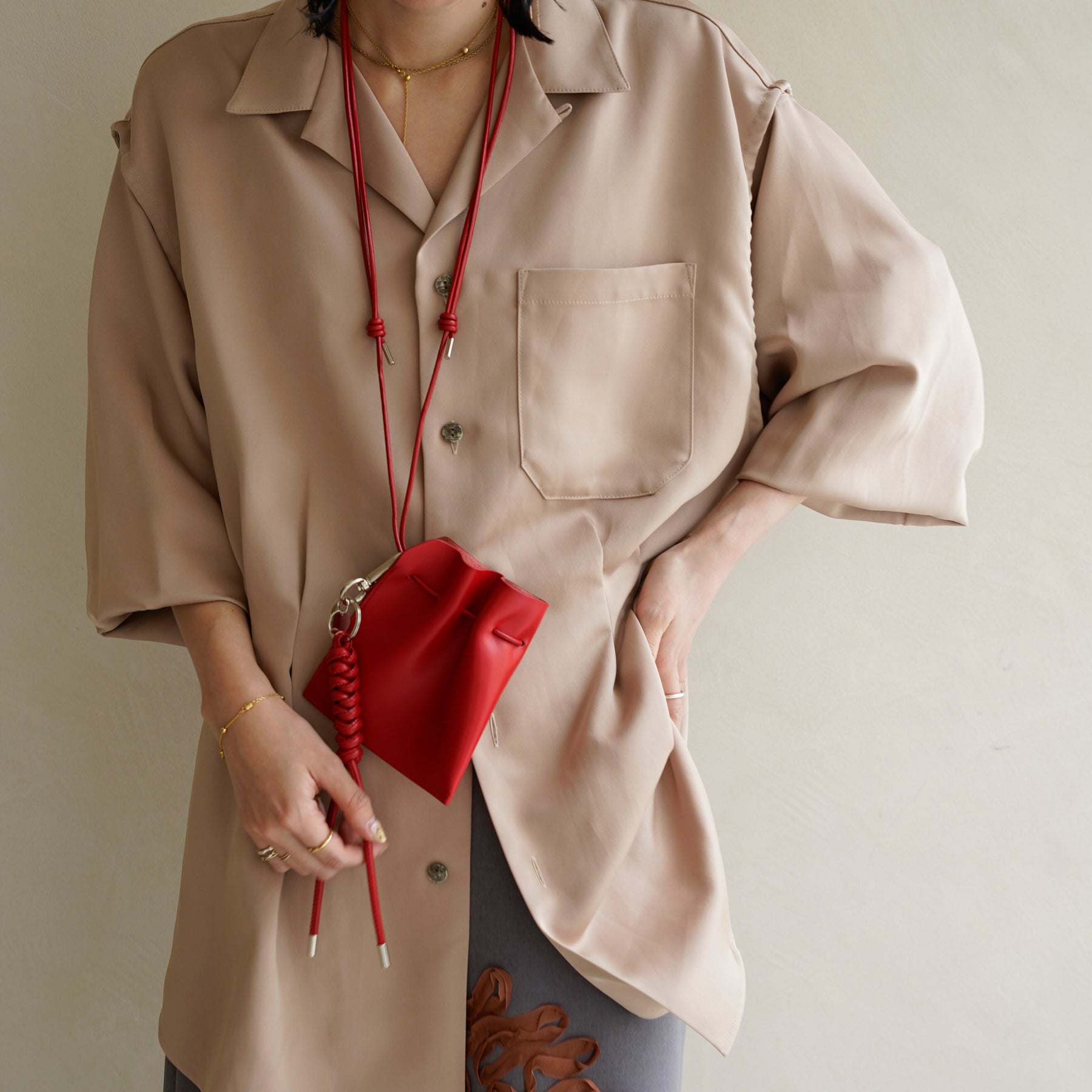 HERRIE KINCHAKU POUCH - XXS / RAPTO FLEX｜レザー ミニ巾着ポーチ 首掛け アクセサリー メンズ レディース｜女性着用画像 スタイリング コーディネート｜ITTI（イッチ）公式