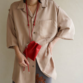 HERRIE KINCHAKU POUCH - XXS / RAPTO FLEX｜レザー ミニ巾着ポーチ 首掛け アクセサリー メンズ レディース｜女性着用画像 スタイリング コーディネート｜ITTI（イッチ）公式