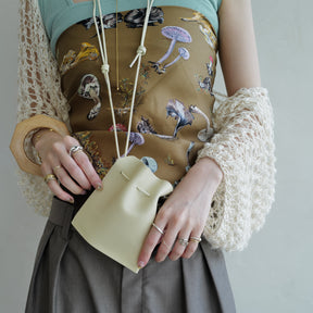 ITTI (イッチ) | HERRIE KINCHAKU POUCH - XXS / RAPTO FLEX (ヘリーキンチャクポーチ / ラプトフレックス) | ミニ 鞄 かばん カバン アクセサリー 首 ネックレス レザー ブランド メンズ レディース ブラック 黒 スムース 牛革 オフホワイト ベージュ 生成り アイボリー オートミール 白 ネック