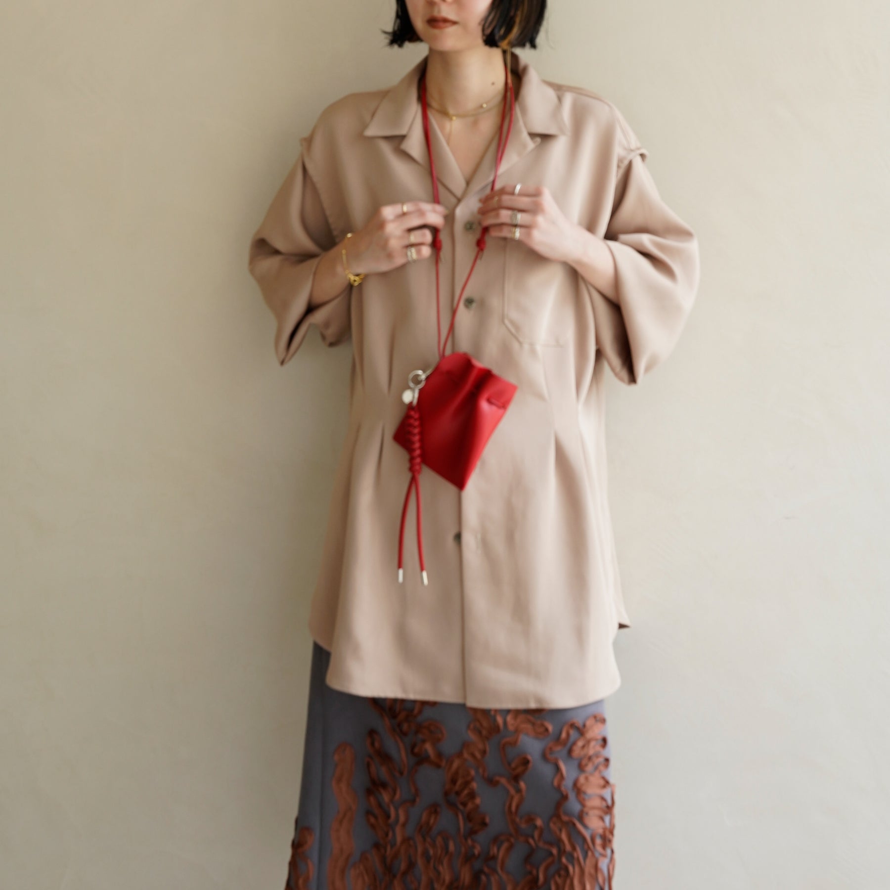 HERRIE KINCHAKU POUCH - XXS / RAPTO FLEX｜レザー ミニ巾着ポーチ 首掛け アクセサリー メンズ レディース｜女性着用画像 スタイリング コーディネート｜ITTI（イッチ）公式