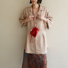 HERRIE KINCHAKU POUCH - XXS / RAPTO FLEX｜レザー ミニ巾着ポーチ 首掛け アクセサリー メンズ レディース｜女性着用画像 スタイリング コーディネート｜ITTI（イッチ）公式