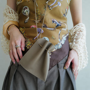 ITTI (イッチ) | HERRIE KINCHAKU POUCH - XXS / RAPTO FLEX (ヘリーキンチャクポーチ / ラプトフレックス) | ミニ 鞄 かばん カバン アクセサリー 首 ネックレス レザー ブランド メンズ レディース スムース 牛革  トープ グレージュ ブラウン 