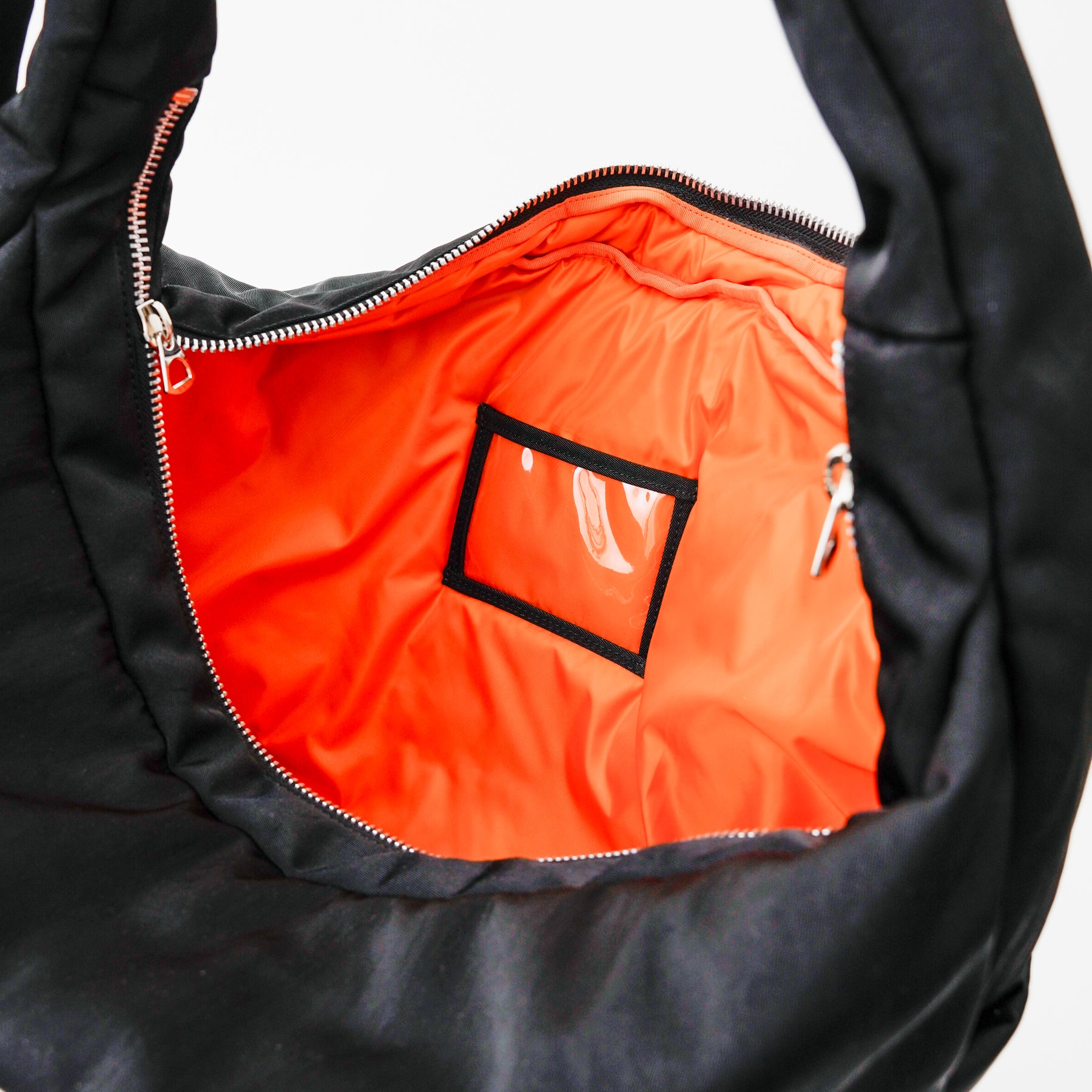 ANNIE PUFFER BIG MOON BAG / ACRYLIC CERATO BRIGHT｜塩縮ナイロン×アクリル加工 大容量三日月型ショルダーバッグ メンズ レディース｜ITTI（イッチ）公式