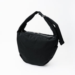 ANNIE PUFFER BIG MOON BAG / ACRYLIC CERATO BRIGHT｜塩縮ナイロン×アクリル加工 大容量三日月型ショルダーバッグ メンズ レディース｜ITTI（イッチ）公式