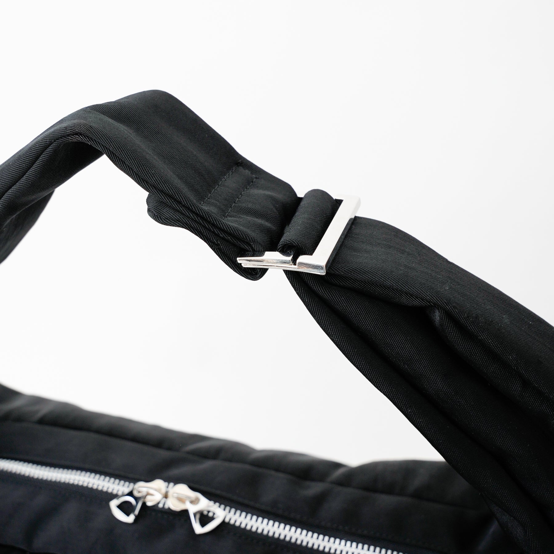 ANNIE PUFFER BIG MOON BAG / ACRYLIC CERATO BRIGHT｜塩縮ナイロン×アクリル加工 大容量三日月型ショルダーバッグ メンズ レディース｜ITTI（イッチ）公式