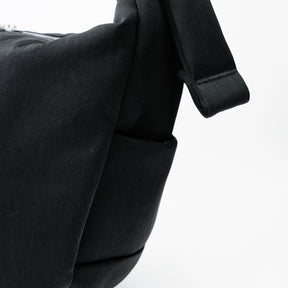 ANNIE PUFFER BIG MOON BAG / ACRYLIC CERATO BRIGHT｜塩縮ナイロン×アクリル加工 大容量三日月型ショルダーバッグ メンズ レディース｜ITTI（イッチ）公式