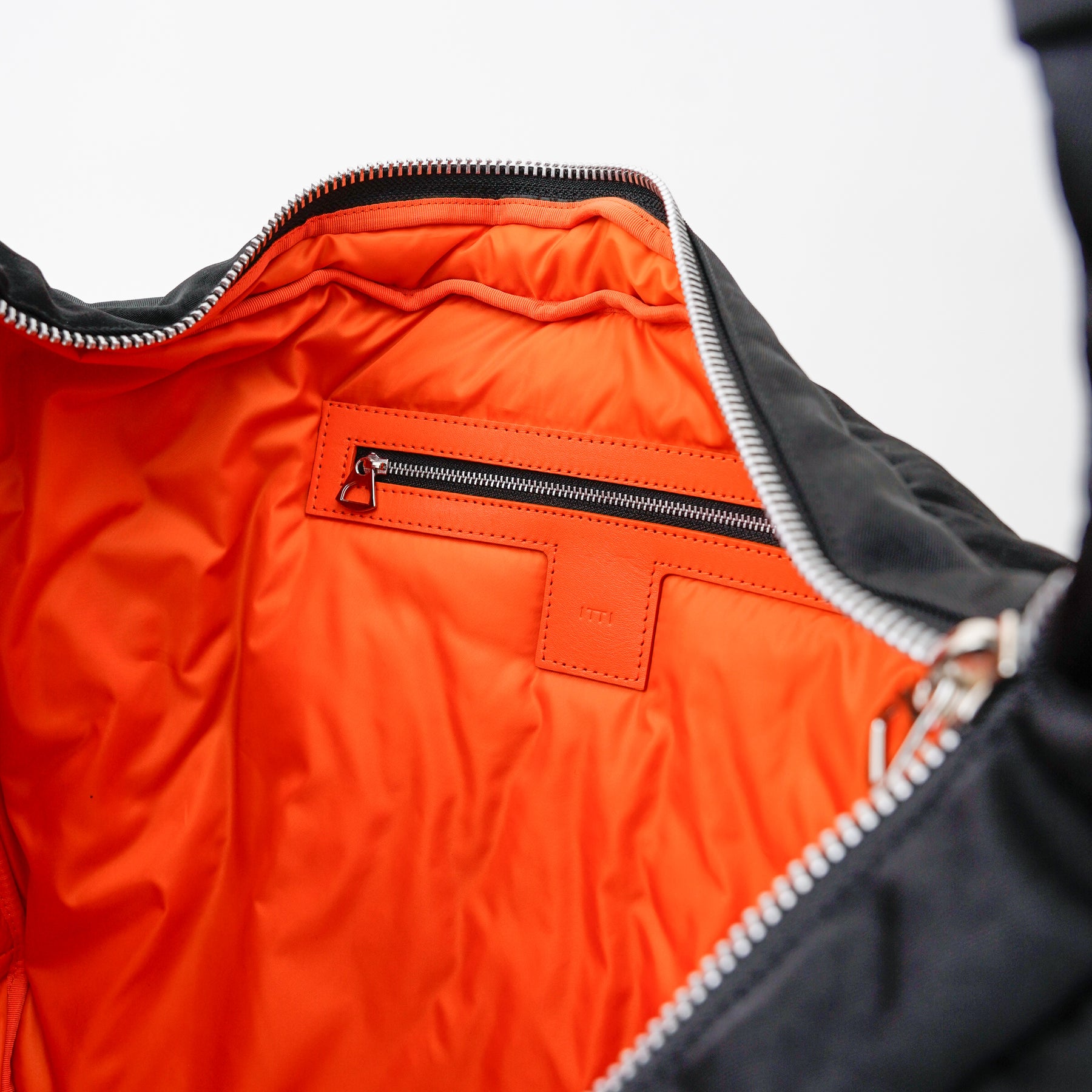 ANNIE PUFFER BIG MOON BAG / ACRYLIC CERATO BRIGHT｜塩縮ナイロン×アクリル加工 大容量三日月型ショルダーバッグ メンズ レディース｜ITTI（イッチ）公式