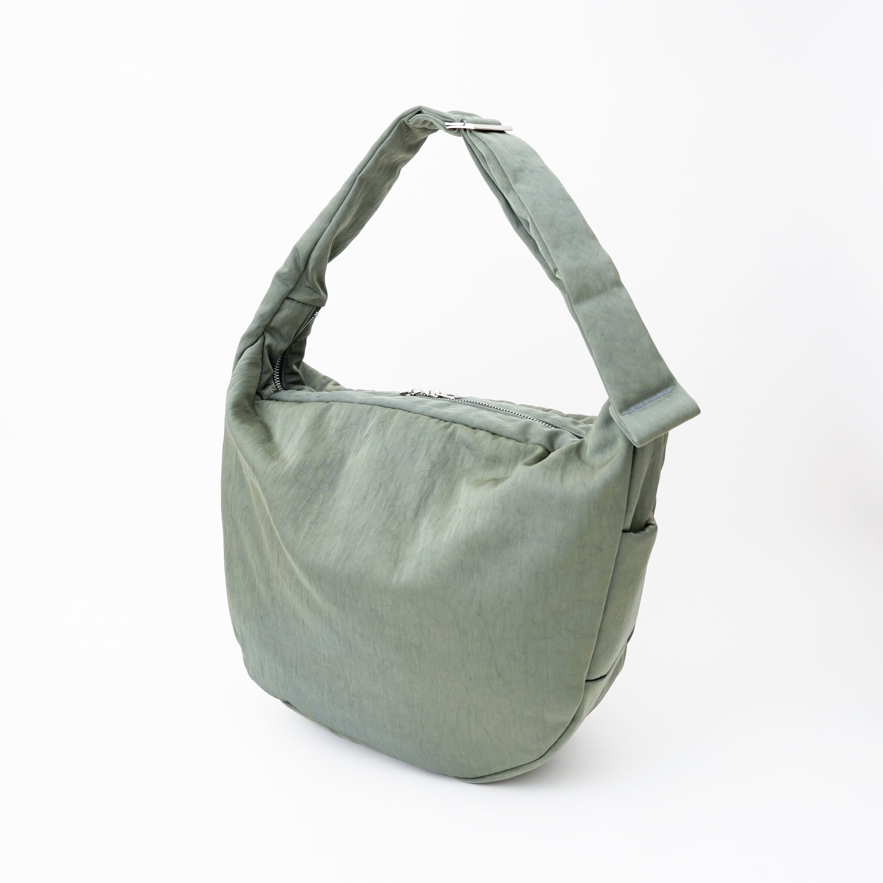 ANNIE PUFFER BIG MOON BAG / ACRYLIC CERATO BRIGHT｜塩縮ナイロン×アクリル加工 大容量三日月型ショルダーバッグ メンズ レディース｜ITTI（イッチ）公式