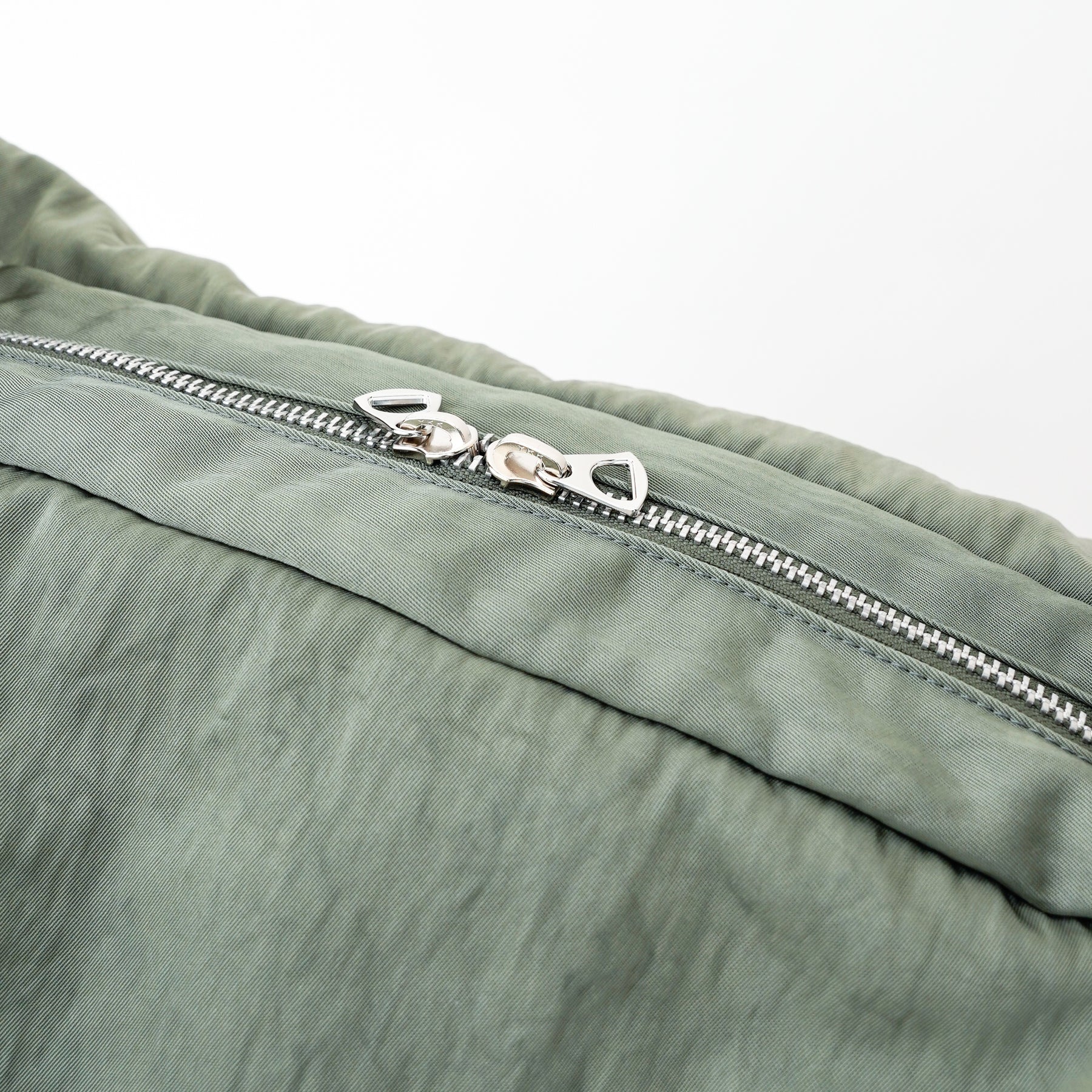 ANNIE PUFFER BIG MOON BAG / ACRYLIC CERATO BRIGHT｜塩縮ナイロン×アクリル加工 大容量三日月型ショルダーバッグ メンズ レディース｜ITTI（イッチ）公式