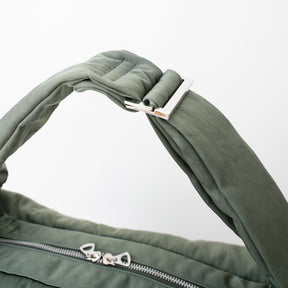 ANNIE PUFFER BIG MOON BAG / ACRYLIC CERATO BRIGHT｜塩縮ナイロン×アクリル加工 大容量三日月型ショルダーバッグ メンズ レディース｜ITTI（イッチ）公式